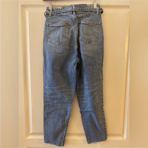 HOLLISTER Ultra High-Rise Mom Jean - Picture 4 of 12